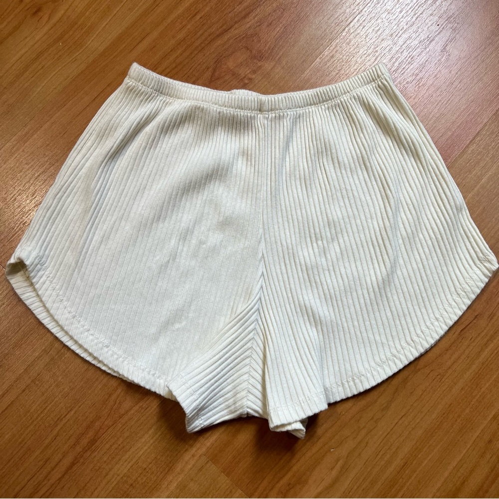 Lisa Says Gah Mia Shorts in Oat Milk - Picture 5 of 9